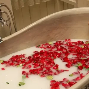 Set med 3 lyxiga tvålblommor i hjärtformad ask – röda rosor - produktbild 5