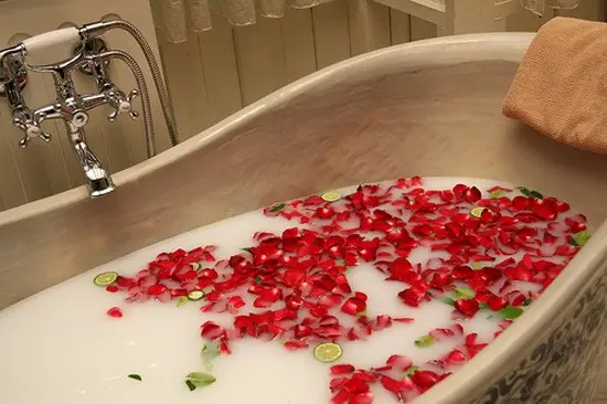Set med 3 lyxiga tvålblommor i hjärtformad ask – röda rosor - produktbild 5