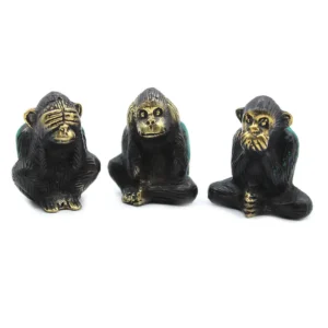 Set med tre små apfigurer i mörk mässing med guldfärgade detaljer