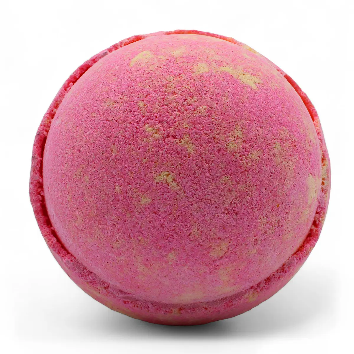 Rund rosa badbomb med subtila naturliga färgvariationer