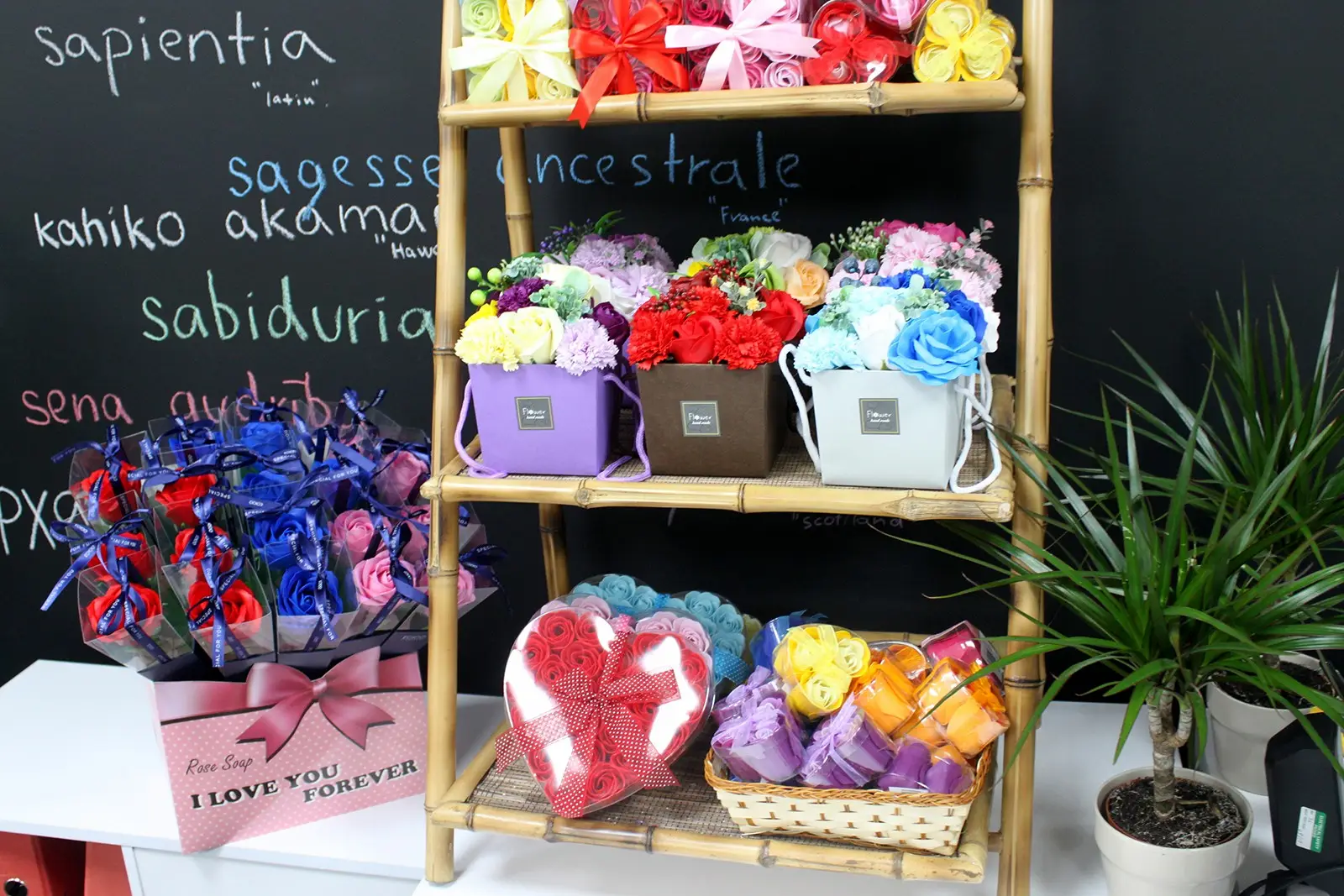 Set med 3 tvålblommor i hjärtformad ask - lavendelrosor - produktbild 5