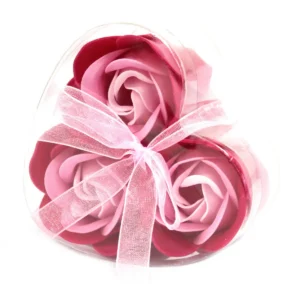 Tre rosa tvålblommor formade som rosor i hjärtformad genomskinlig ask med rosa band