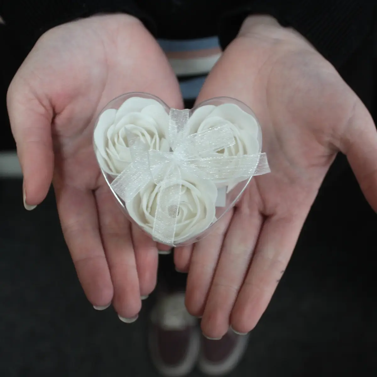 Set med 3 vita tvålblommor i hjärtformad ask - produktbild 2