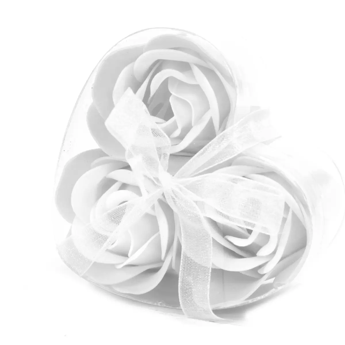 Hjärtformad ask med tre vita tvålblommor bundna med vit organzaband