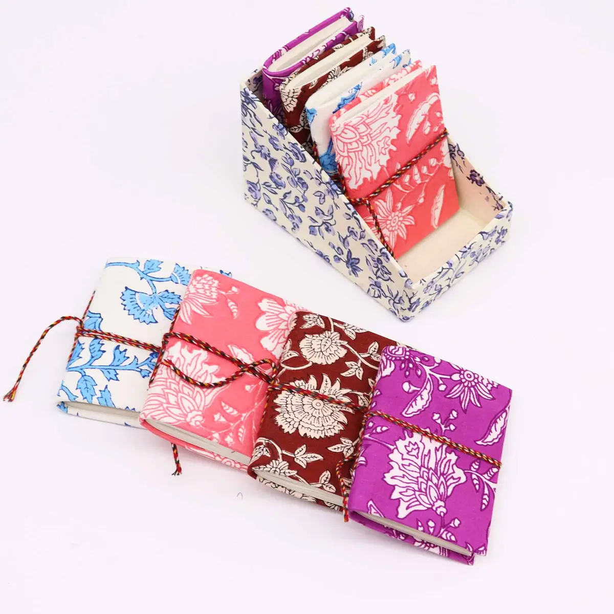 Set med 4 bomullsbandbundna anteckningsböcker med blommönster 7x10 cm - produktbild 3
