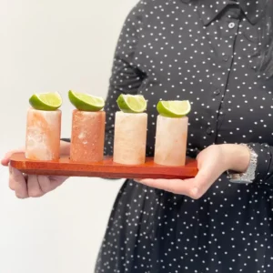 Set med 4 shotglas i Himalayasalt och träbricka - produktbild 2