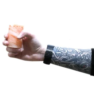 Set med 4 shotglas i Himalayasalt och träbricka - produktbild 6