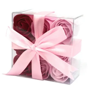 Set med nio tvålblommor i olika rosa nyanser förpackade i en genomskinlig ask med rosa sidenband