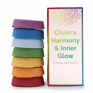 Färgglada chakra badbomber staplade bredvid en presentförpackning med mandalamönster