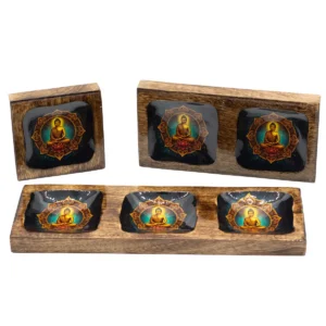 Set med tre emaljerade brickor i mangoträ med Buddha-motiv och gyllene mandala