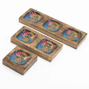 Set med emaljerade brickor i mangoträ med Hamsa-motiv - produktbild 2