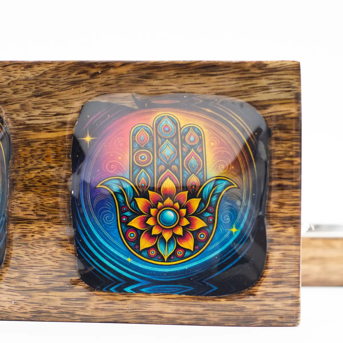 Set med emaljerade brickor i mangoträ med Hamsa-motiv - produktbild 3