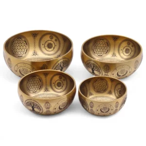 Set med fyra handgjorda tibetanska klangskålar i mässing med Buddha-motiv - produktbild 2