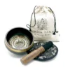 Set med handhamrad och graverad tibetansk klangskål 14 cm med Green Tara-motiv