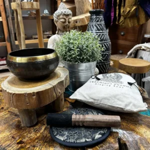 Set med handhamrad och graverad tibetansk klangskål 14 cm med Green Tara-motiv - produktbild 2