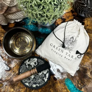 Set med handhamrad och graverad tibetansk klangskål 14 cm med Green Tara-motiv - produktbild 3