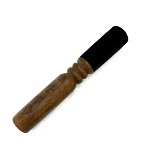 Set med handhamrad och graverad tibetansk klangskål 14 cm med Green Tara-motiv - produktbild 4