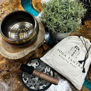 Set med handhamrad och graverad tibetansk klangskål 14 cm med yogimotiv - produktbild 2