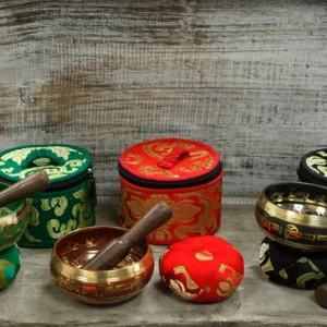Set med mini tibetansk klangskål i rött med påse och kudde - produktbild 3