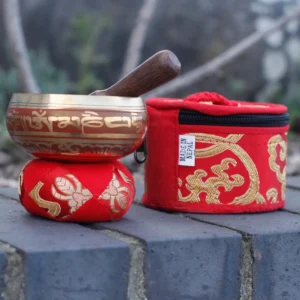 Set med mini tibetansk klangskål i rött med påse och kudde - produktbild 4