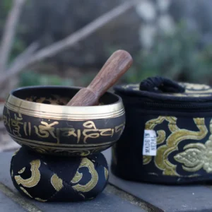 Set med mini tibetansk klangskål i svart med påse - produktbild 6