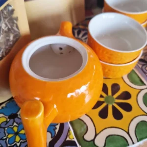 Set med örttekanna och fyra koppar i keramik, apelsindesign - produktbild 2