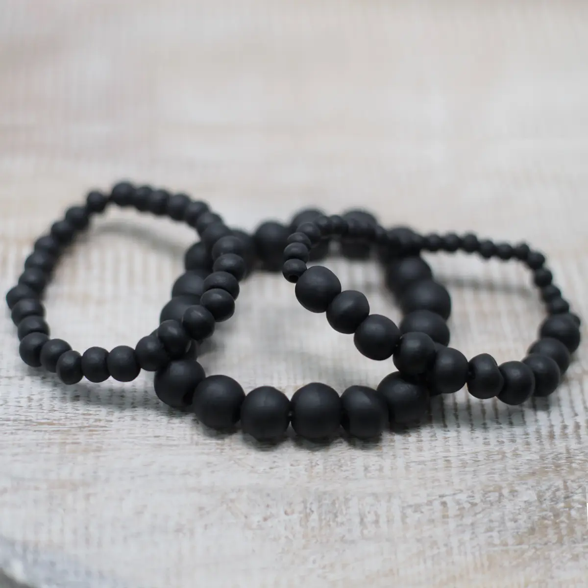Set med svarta armband i träpärlor - produktbild 2