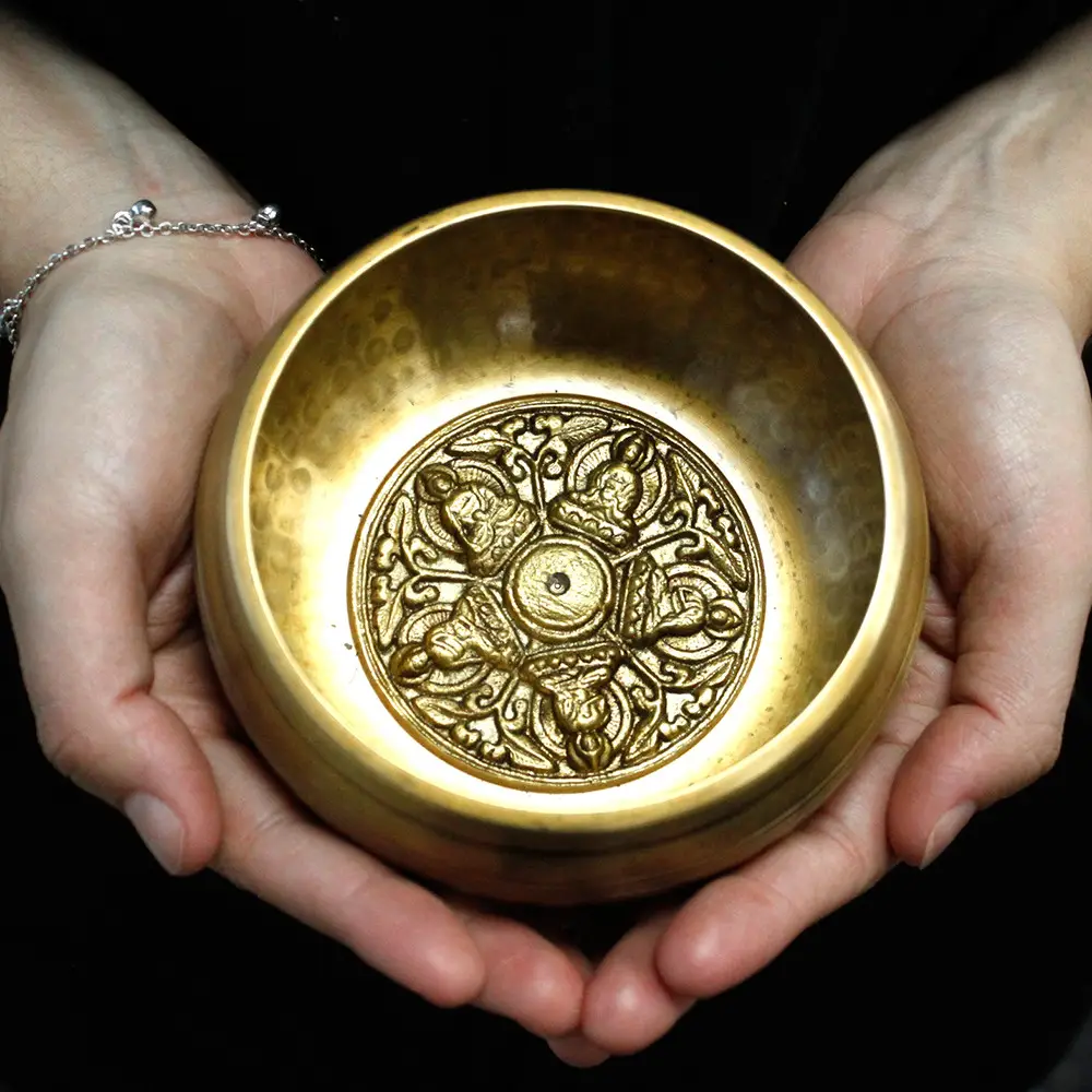 Set med tibetansk klangskål med fem buddhor 10 cm - produktbild 2