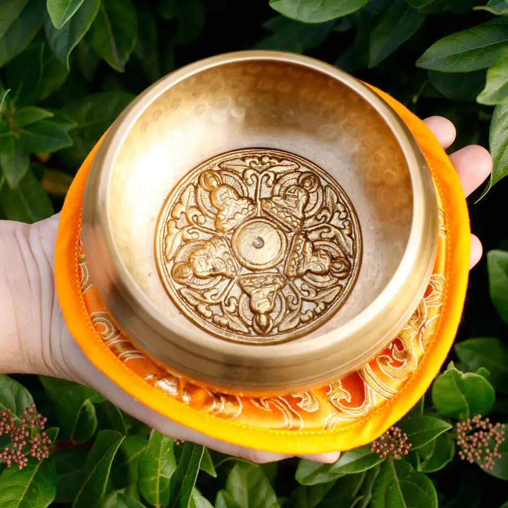 Set med tibetansk klangskål med fem buddhor 10 cm - produktbild 7