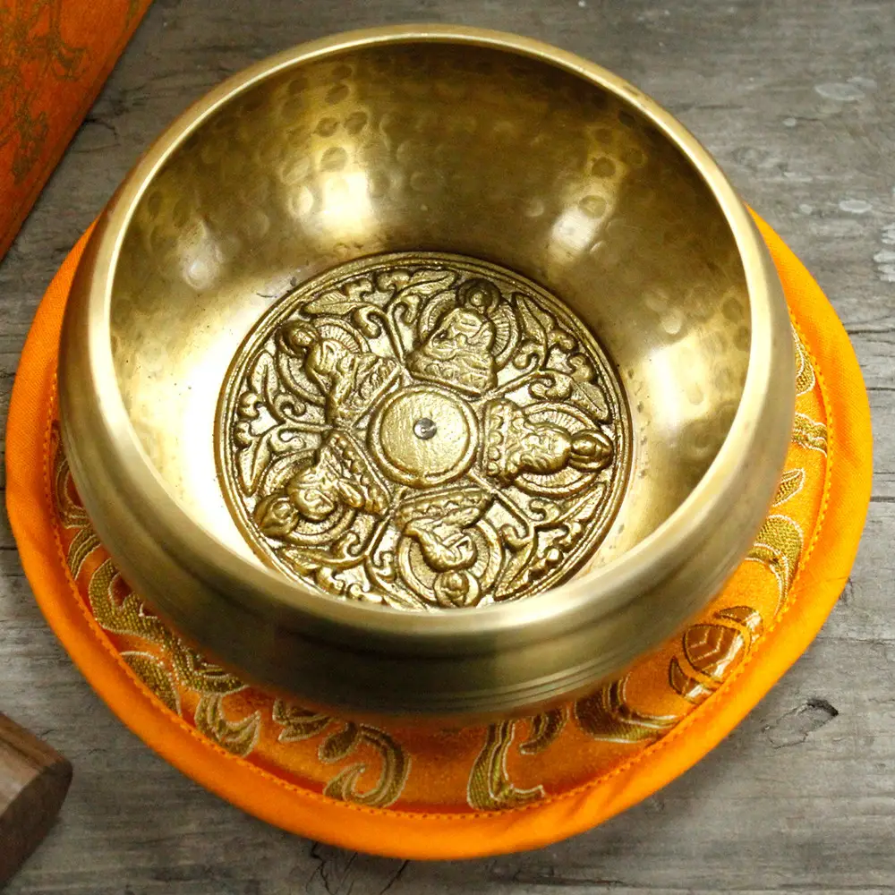 Set med tibetansk klangskål med fem buddhor 10 cm - produktbild 8