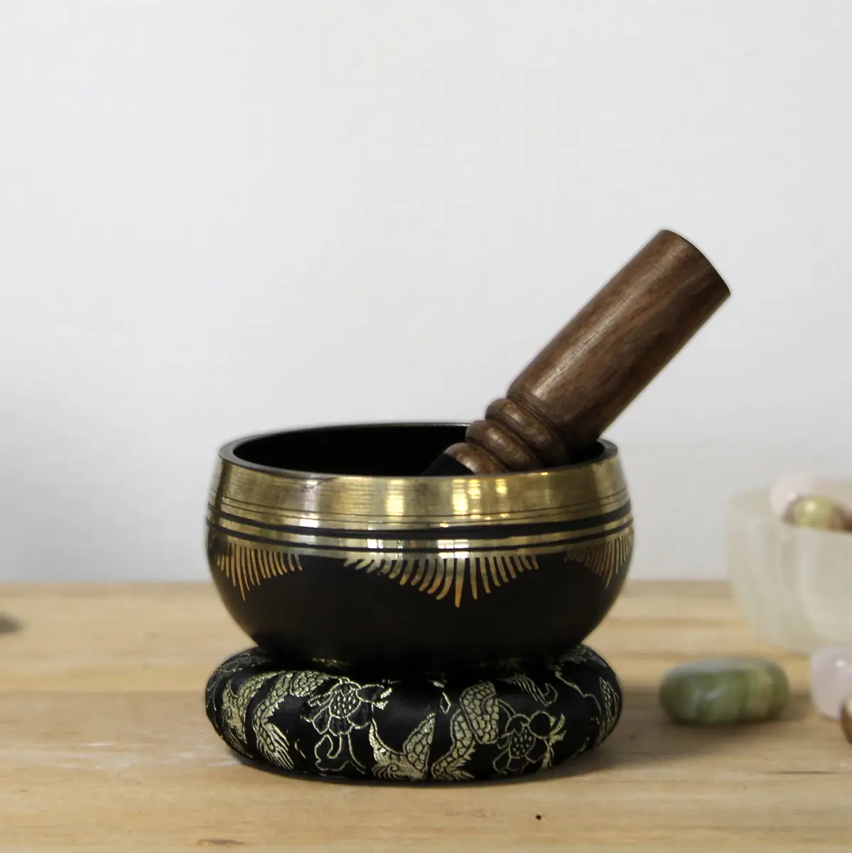 Set med tibetansk klangskål med träklubba, ringkudde och bärväska - produktbild 7
