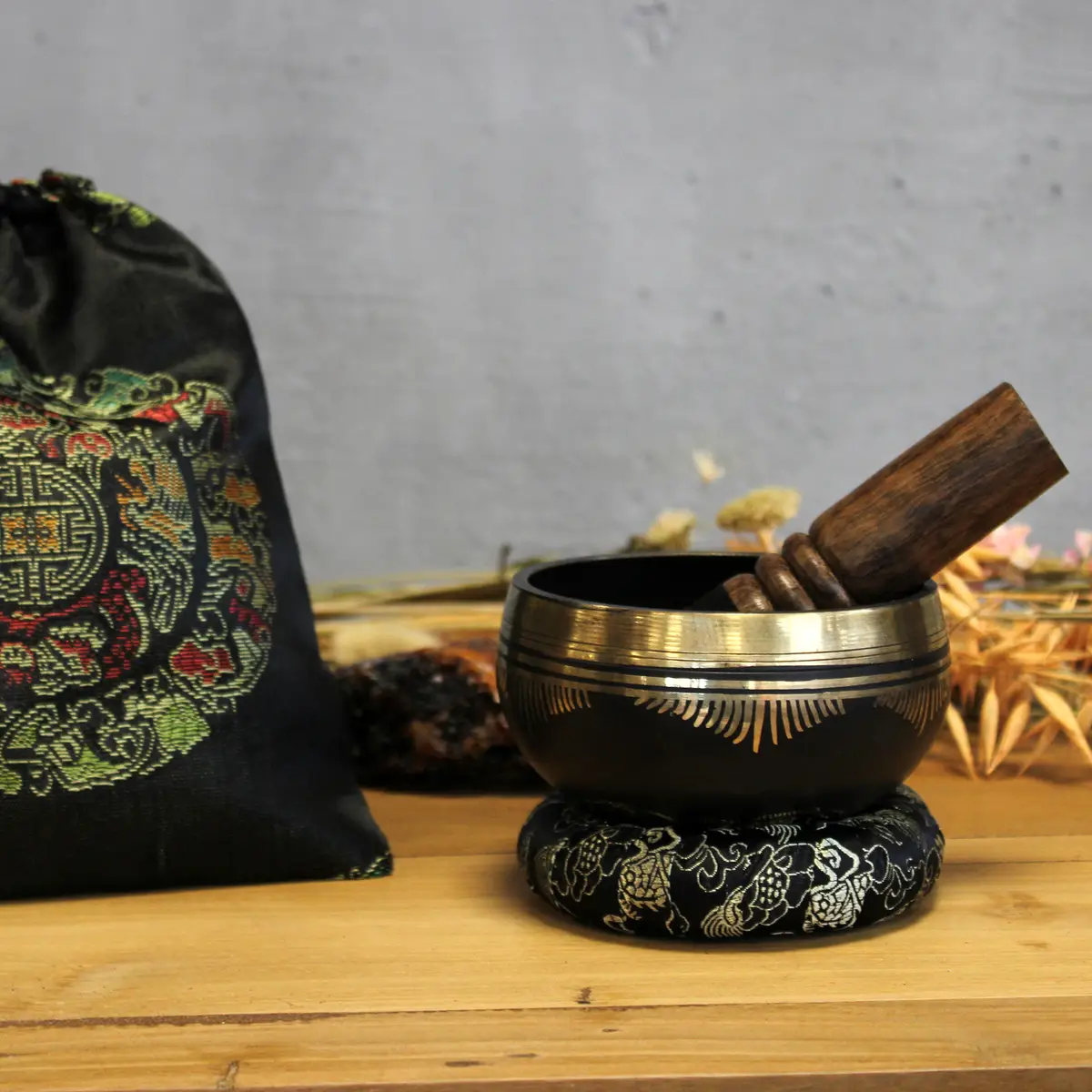 Set med tibetansk klangskål med träklubba, ringkudde och bärväska - produktbild 8