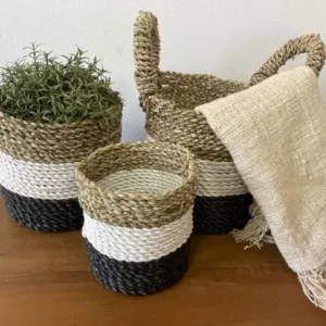 Set med tre handflätade korgar i sjögräs, mörkgrå/vit/natur - produktbild 4