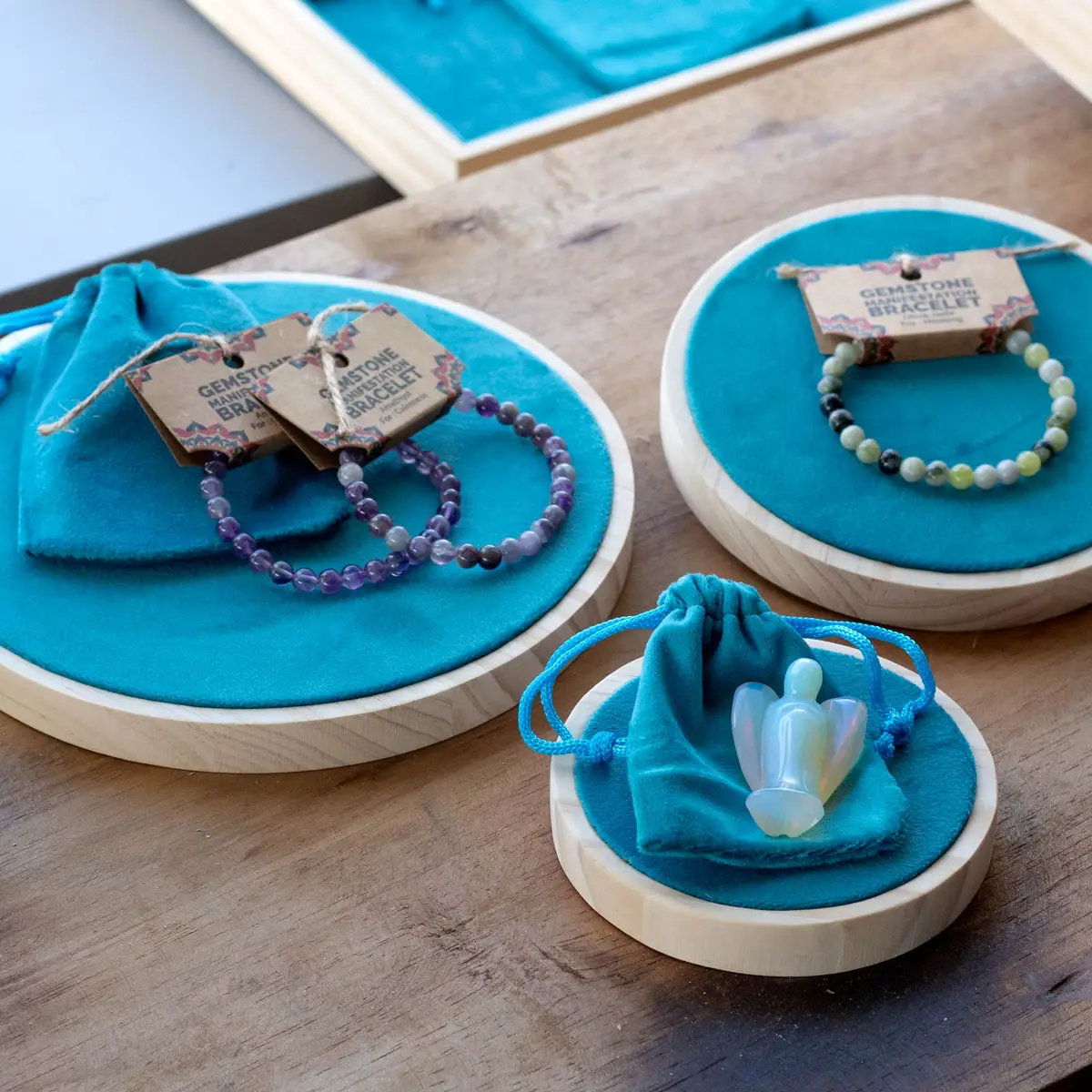 Set med tre runda smyckesställ i sammet (10 cm, 15 cm, 20 cm) - produktbild 2