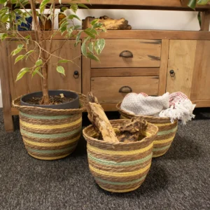 Set med tre vasformade korgar i sjögräs och halm, naturgul och grön - produktbild 5