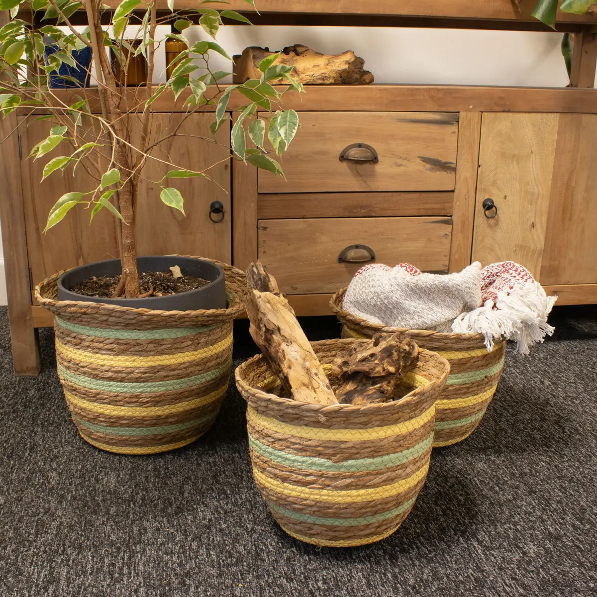 Set med tre vasformade korgar i sjögräs och halm, naturgul och grön - produktbild 5