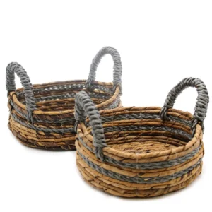 Två runda förvaringskorgar i bananblad och grå raffia med handtag