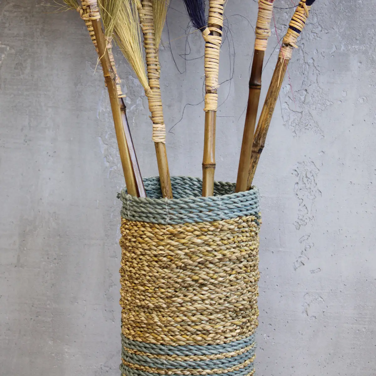 Set med vaser och förvaringskorgar i sjögräs och grått raffia, 4 delar - produktbild 2