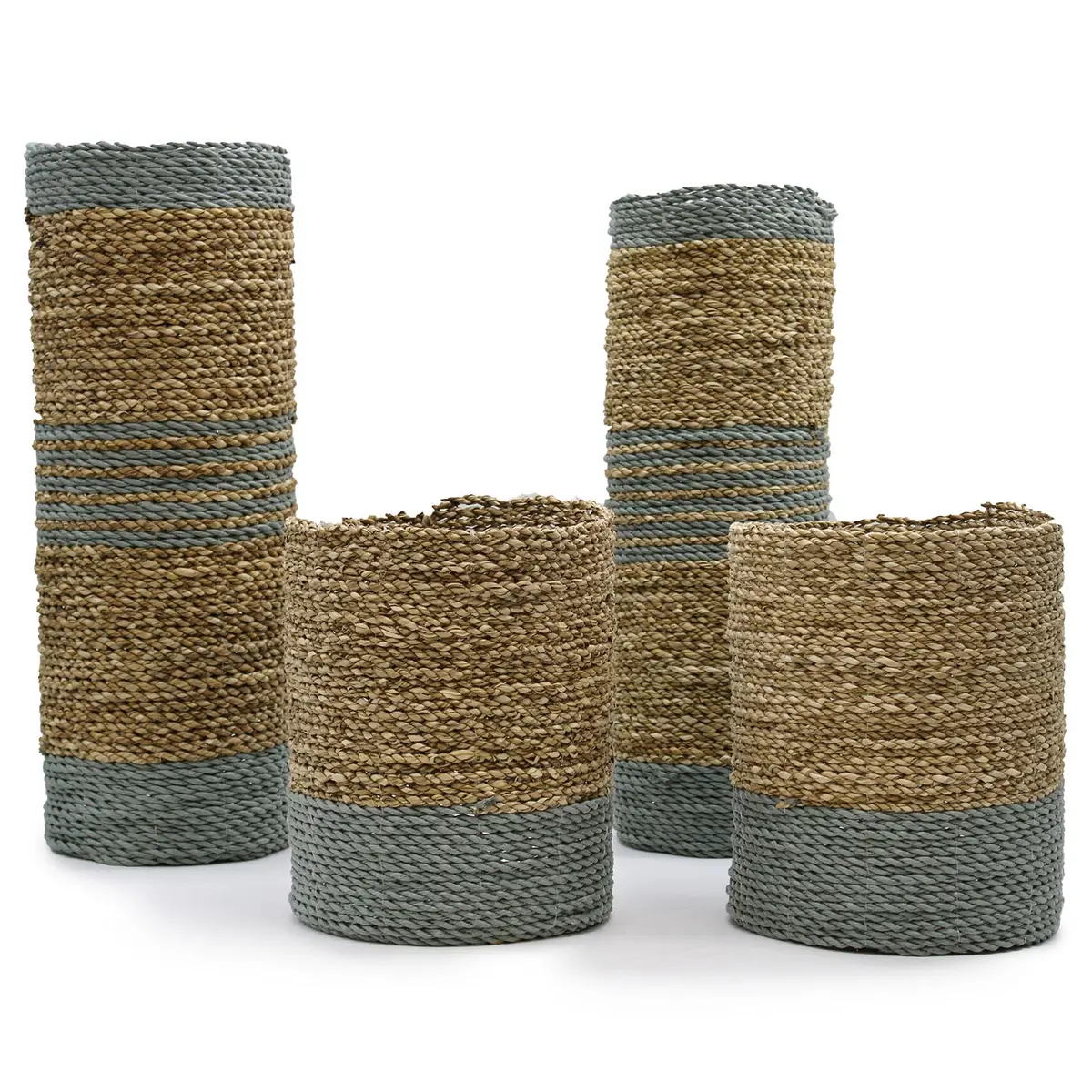 Fyra delar set med två höga vaser och två förvaringskorgar i sjögräs och grå raffia