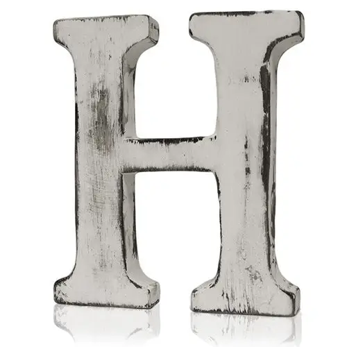 Träbokstav H i shabby chic-stil med vitmålad och sliten yta