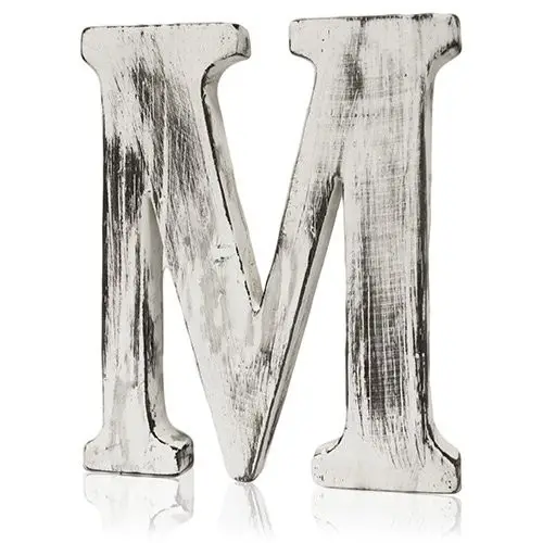 Vitmålad shabby chic träbokstav M med slitna detaljer