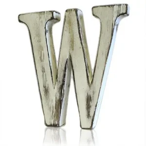 Träbokstav W i shabby chic-stil med sliten yta
