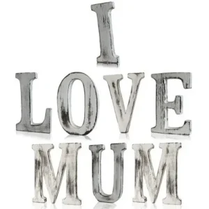 Träbokstäver i shabby chic-stil som bildar texten I LOVE MUM