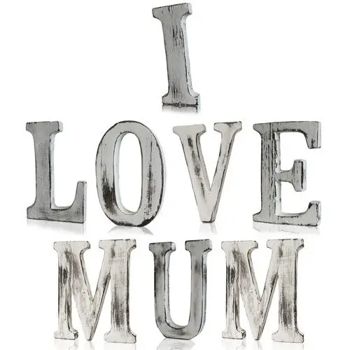 Träbokstäver i shabby chic-stil som bildar texten I LOVE MUM