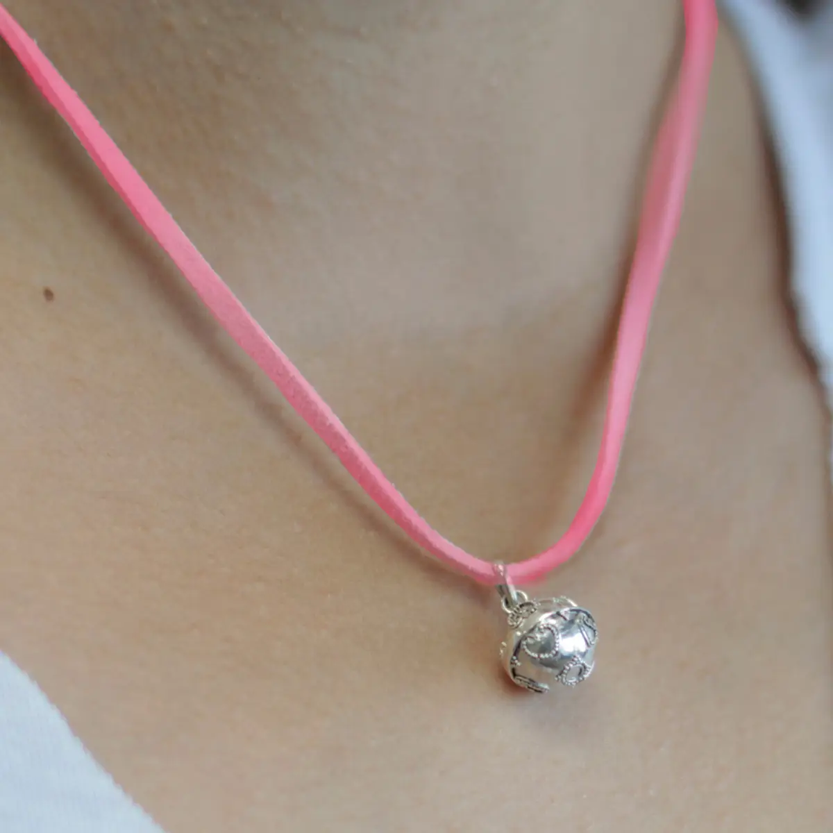 Silveränglarskälla Love 12 mm hängande på rosa halsband runt hals