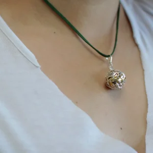 Halsband med silveränglarskälla i silver på person