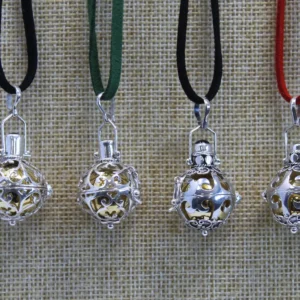 Silveränglarskällor i silver med röd halsrem 18 mm - produktbild 5