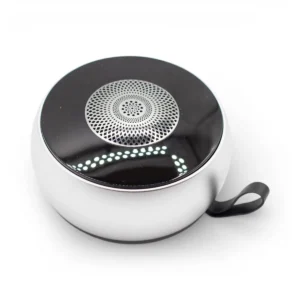 Silverfärgad rund Bluetooth-högtalare med svart topp och mandalainspirerat mönster