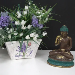 Sittande Buddha-figur i mässing med hand upp - produktbild 2