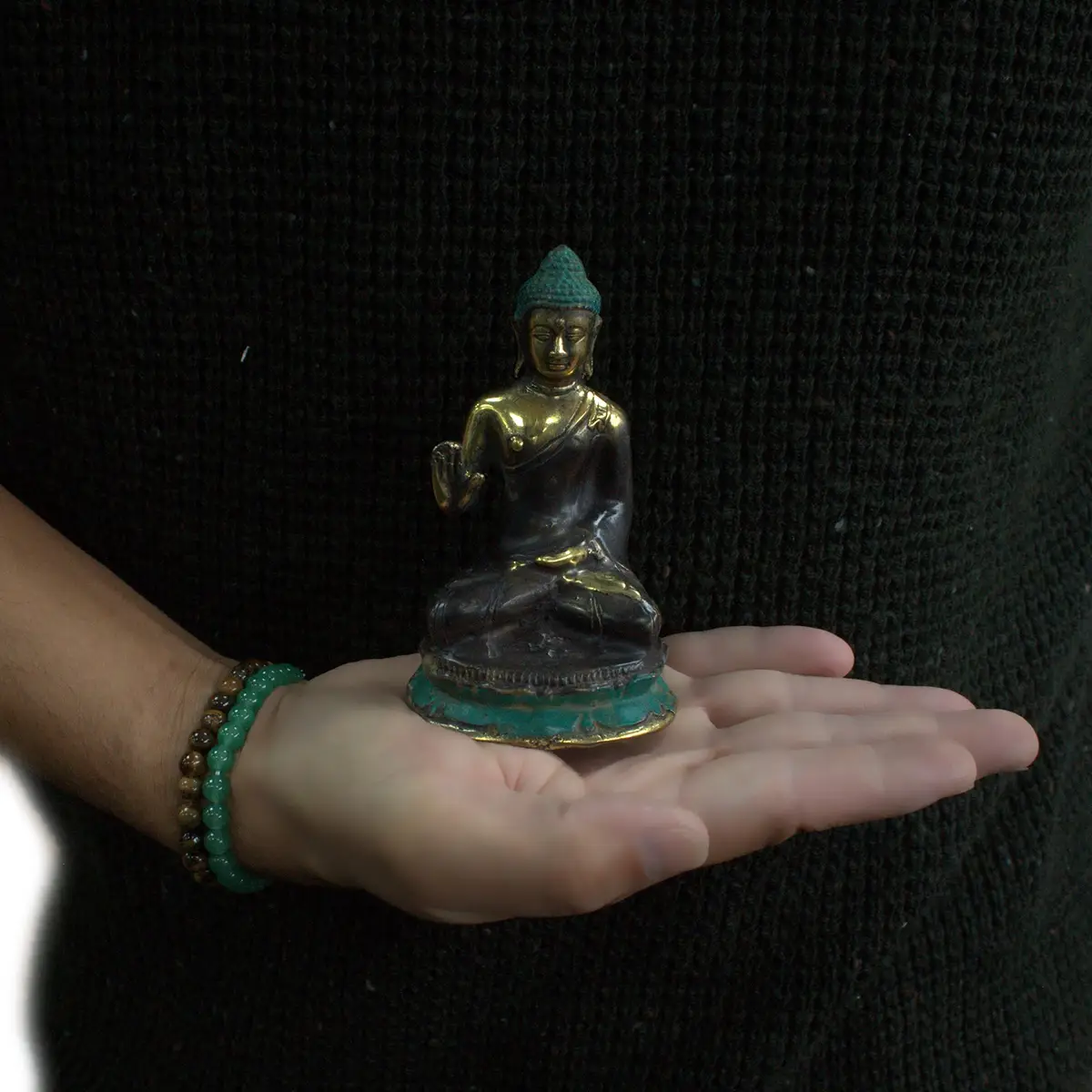 Sittande Buddha-figur i mässing med hand upp - produktbild 3